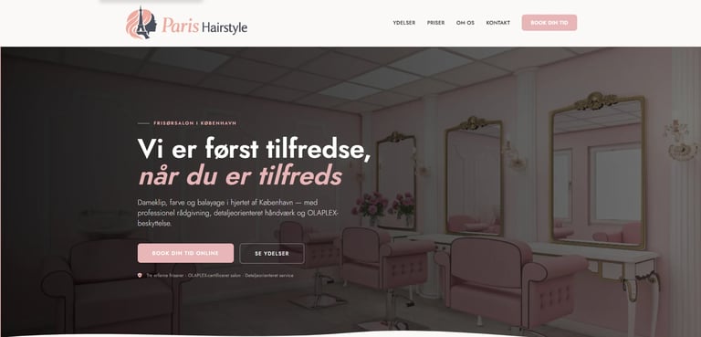 Hair salon interior with pink vanity mirrors and styling stations, featuring the header text Vi er først tilfredse, når du er tilfreds